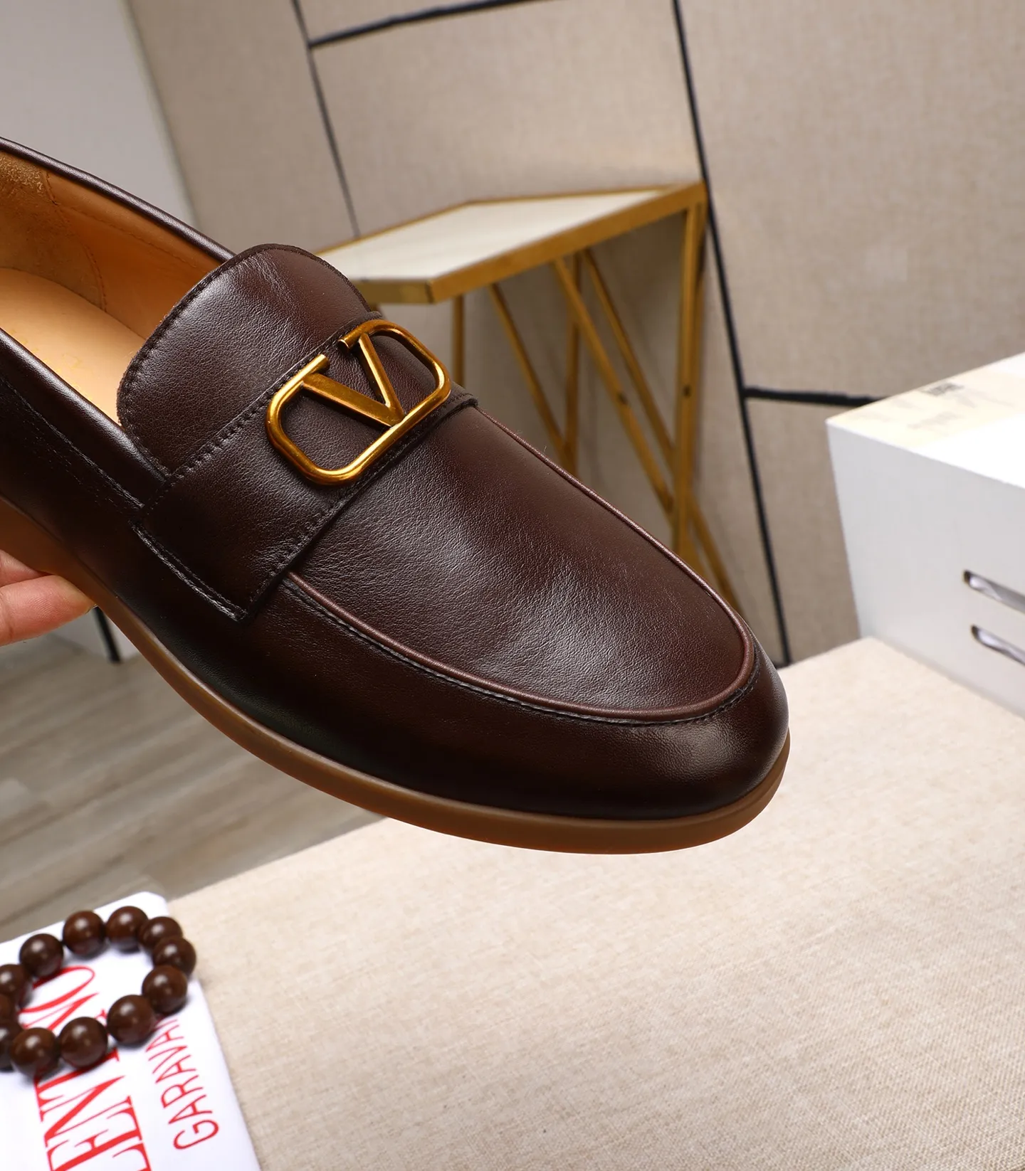 Men's shoes 💰520 [Valentino-Valentino] High-quality boutique men's shoes. The same style as the celebrities, original and authentic.✅ Made of imported cowhide + original apricot cowhide lining. The French luxury model is priced at 14,080 Swiss francs. It is also a Paris Fashion Week catwalk model. A brand can be deeply rooted in your heart, and a pair of shoes can make you linger. What you wear is not only noble, but also an aura. 👻Standard 38-45